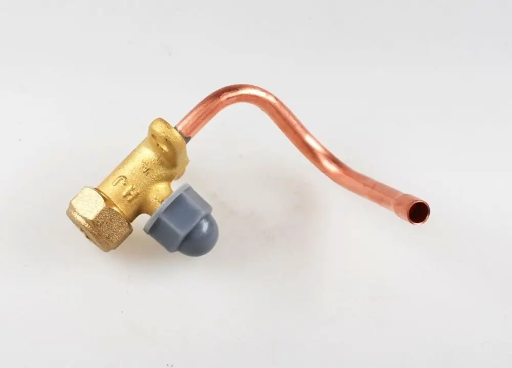 Absperrventil aus Messing und Kupfer mit einem grauen Kunststoffteil, hergestellt von Remko. Das Ventil hat eine gebogene Kupferleitung.