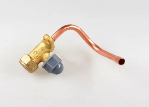 Absperrventil aus Messing und Kupfer mit einem grauen Kunststoffteil, hergestellt von Remko. Das Ventil hat eine gebogene Kupferleitung.