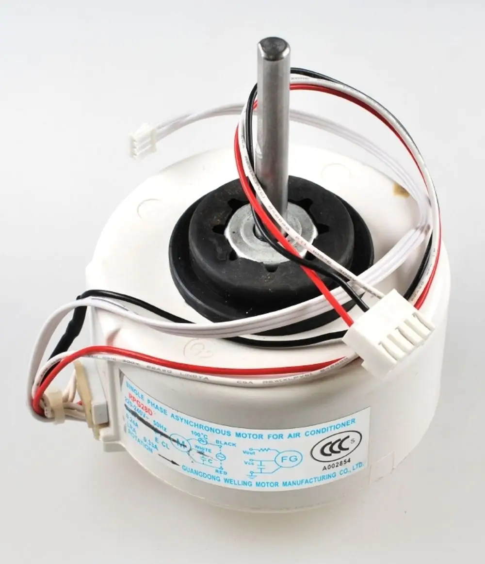Ventilatormotor mit sichtbaren Kabeln und Anschlussstecker, produziert von Remko. Das Gerät zeigt eine typische Bauform für Rolladen- oder Klimaanlagenmotore.