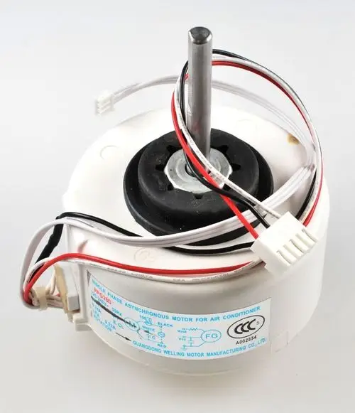 Ventilatormotor mit sichtbaren Kabeln und Anschlussstecker, produziert von Remko. Das Gerät zeigt eine typische Bauform für Rolladen- oder Klimaanlagenmotore.