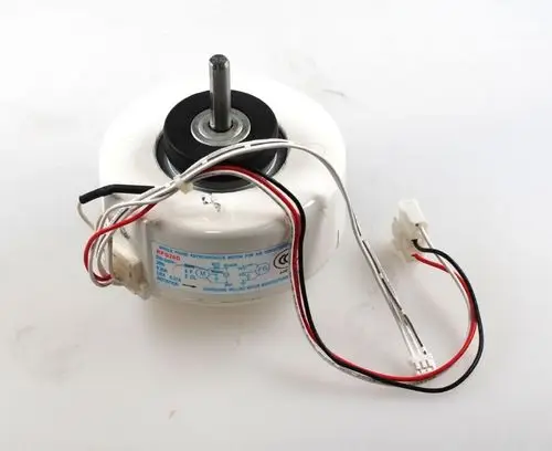 Remko Ventilatormotor mit sichtbarem Achsansatz und mehreren Anschlusskabeln. Der Motor ist für den Einsatz in Luftzirkulationssystemen ausgelegt.