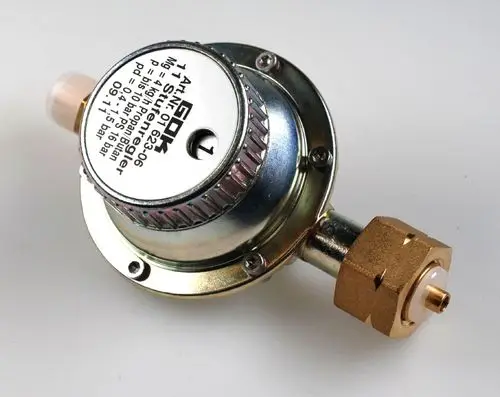 Druckregler von Remko mit metallischer Oberfläche und Anschlussstück. Zeigt Skala zur Druckeinstellung auf dem Gehäuse an. Verbindung für Gasschläuche sichtbar.