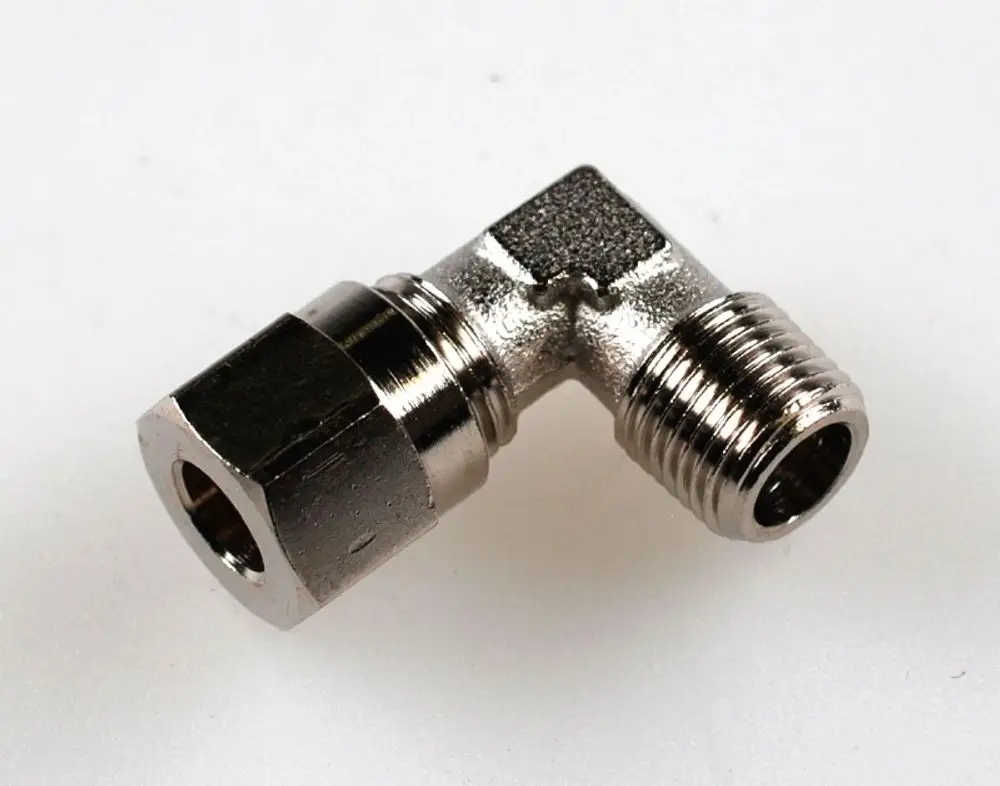 Winkelkupplung aus Metall mit einem rechtwinkligen Design, hergestellt von Remko, geeignet für Rohrverbindungen in verschiedenen Anwendungen.