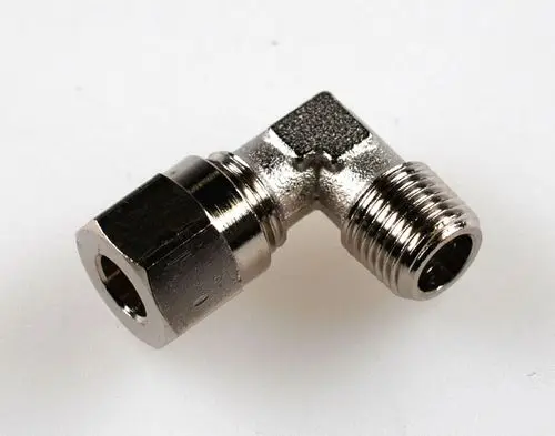Winkelkupplung aus Metall mit einem rechtwinkligen Design, hergestellt von Remko, geeignet für Rohrverbindungen in verschiedenen Anwendungen.