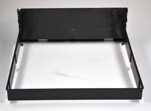 Schwarze Abdeckung von Remko, rechteckige Form mit erhöhtem hinteren Teil und seitlichen Halterungen. Zur Verwendung in einem technischen Gerät oder einer Installationsanwendung.