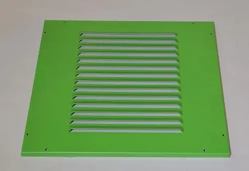 Grünes Schlitzblech mit mehreren horizontalen Schlitzen, geeignet für Belüftungs- oder Kühlungsanwendungen, möglicherweise von der Marke Remko.