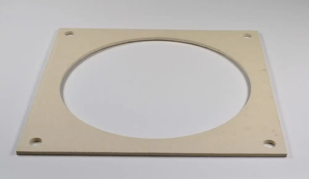 Dichtung in quadratischer Form mit rundem Ausschnitt und mehreren Schraublöchern, geeignet für Anwendungen von Remko.