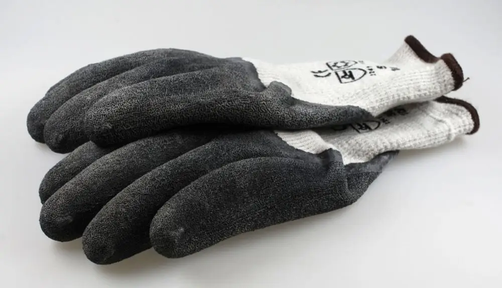 Schutzhandschuhe mit grauer Handfläche und weißem Oberteil, gefertigt von Remko, für den Einsatz in kalten Umgebungen.