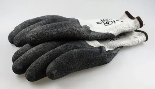 Schutzhandschuhe mit grauer Handfläche und weißem Oberteil, gefertigt von Remko, für den Einsatz in kalten Umgebungen.