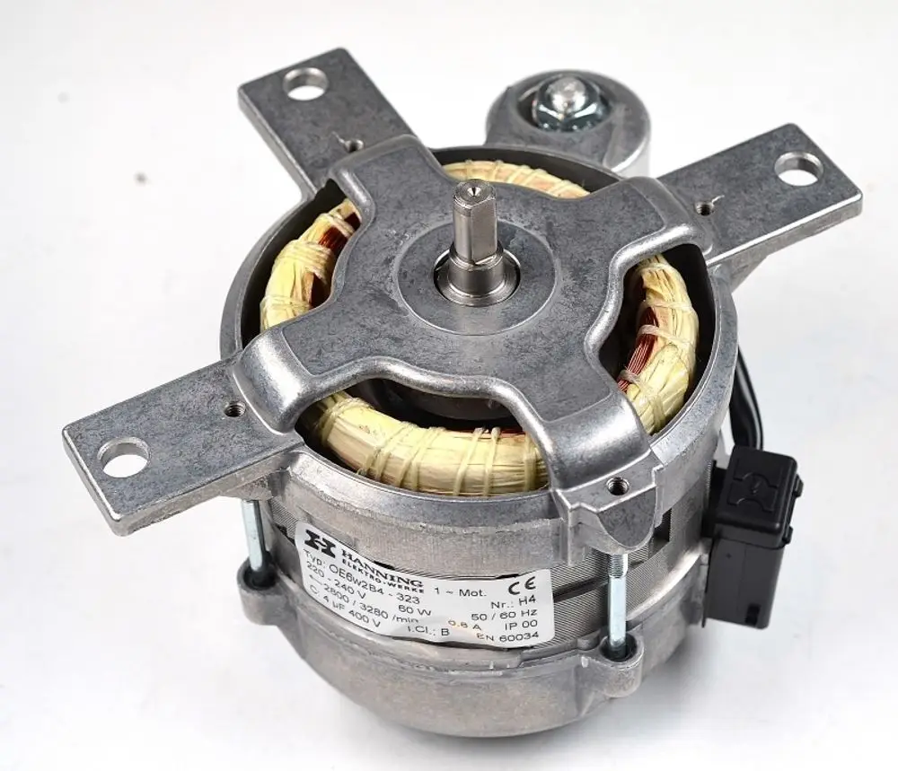Brennermotor von Remko, montiert mit Metallgehäuse und elektrischer Anschlussbuchse. Sichtbare Wicklungen sind um den Motor herum angeordnet.