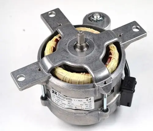 Brennermotor von Remko, montiert mit Metallgehäuse und elektrischer Anschlussbuchse. Sichtbare Wicklungen sind um den Motor herum angeordnet.
