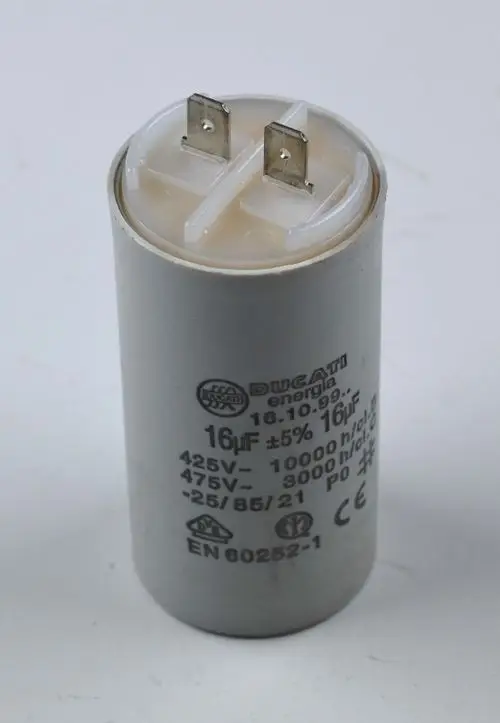 Kondensator mit zwei Anschlussklemmen, grauem Gehäuse und Markenlogo von Remko. Beschriftung mit technischen Daten auf der Vorderseite sichtbar.