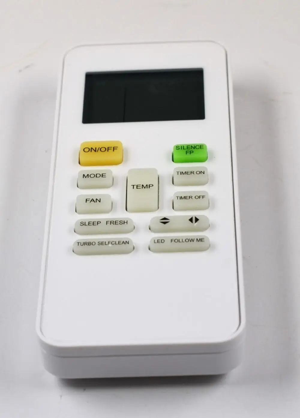 Weißer Remko-Fernbedienung mit Tasten für On/Off, Mode, Temperatur, Timer und Funktionen wie Turbo und Selbstreinigung. Display oben zur Anzeige von Einstellungen.