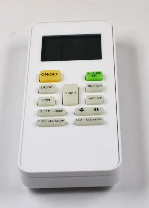 Weißer Remko-Fernbedienung mit Tasten für On/Off, Mode, Temperatur, Timer und Funktionen wie Turbo und Selbstreinigung. Display oben zur Anzeige von Einstellungen.