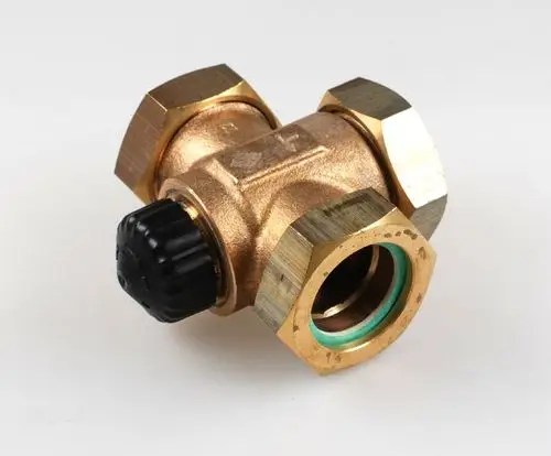 Mischventil aus Messing mit schwarzem Regelknopf und zwei Anschlussgewinden. Produkt von Remko, geeignet für Heizungs- oder Sanitärinstallationen.