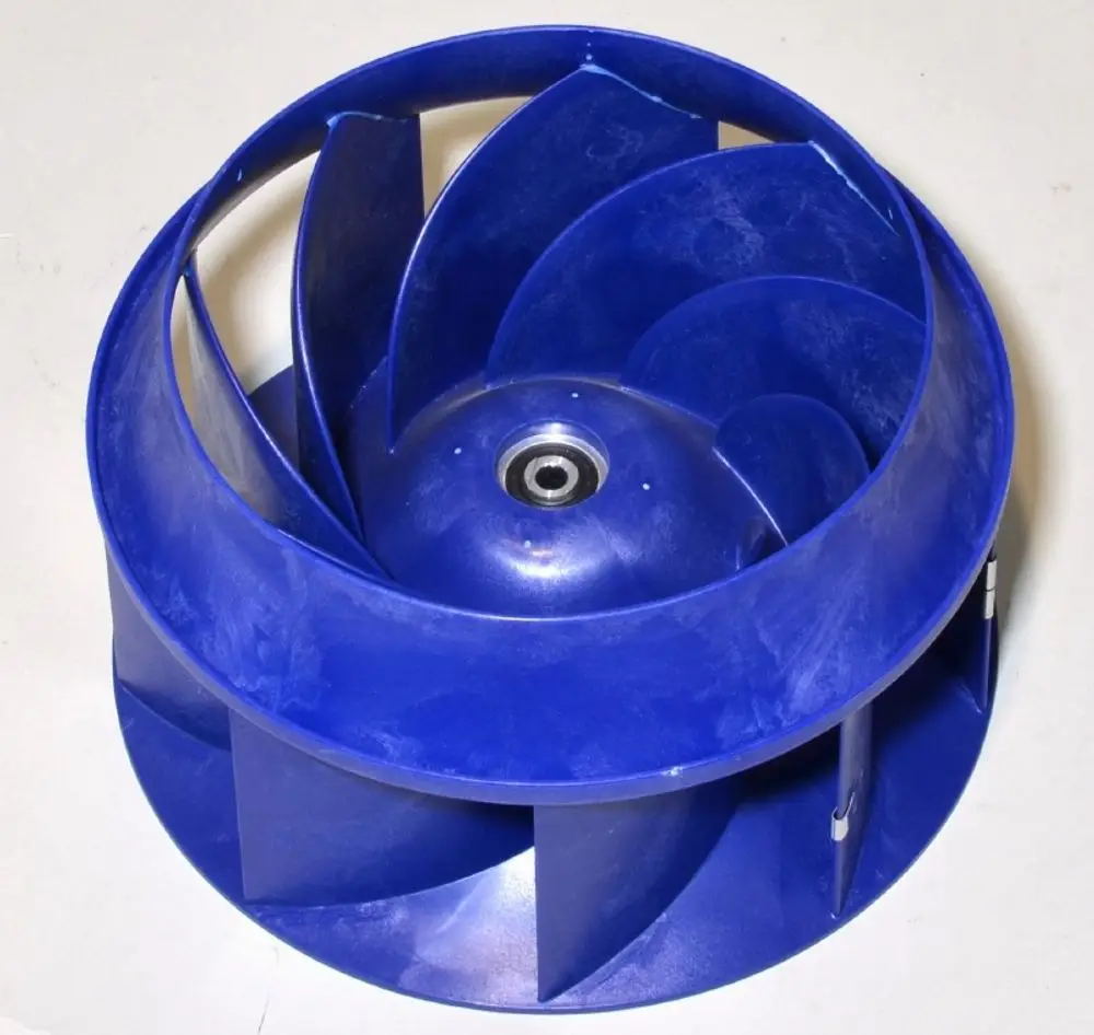 Blaues Ventilatorrad mit zentraler Achse, für den Einsatz in Klimaanlagen oder Lüftungssystemen. Hersteller ist Remko.