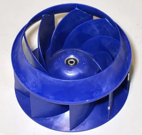 Blaues Ventilatorrad mit zentraler Achse, für den Einsatz in Klimaanlagen oder Lüftungssystemen. Hersteller ist Remko.