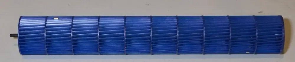 Blaues Ventilatorrad mit einer strukturierten Oberfläche, fest montiert, passend für Anwendungen in der Heizungs- und Klimatechnik, Hersteller Remko.
