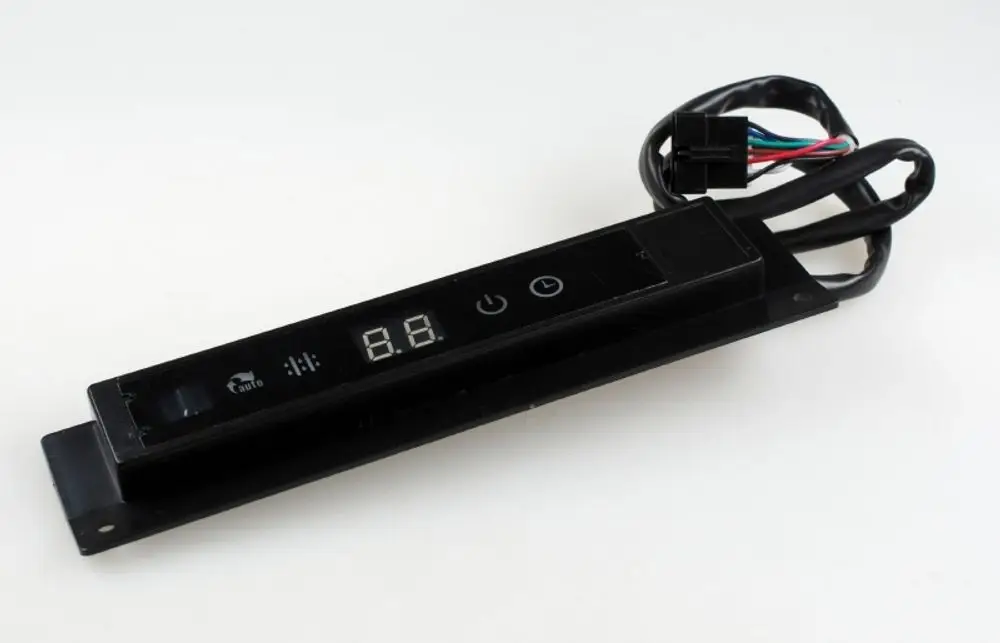 Display-Modul von Remko, ausgestattet mit einer digitalen Anzeige und mehreren Bedientasten, für die Steuerung von Geräten, versehen mit einem Kabelanschluss.