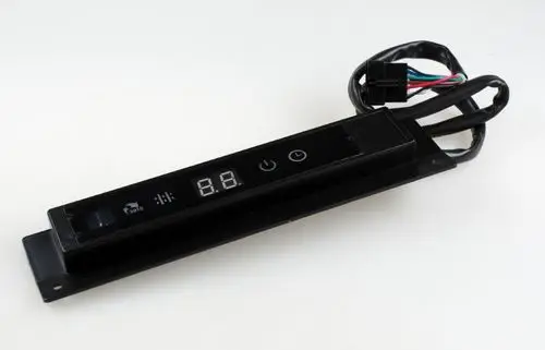 Display-Modul von Remko, ausgestattet mit einer digitalen Anzeige und mehreren Bedientasten, für die Steuerung von Geräten, versehen mit einem Kabelanschluss.