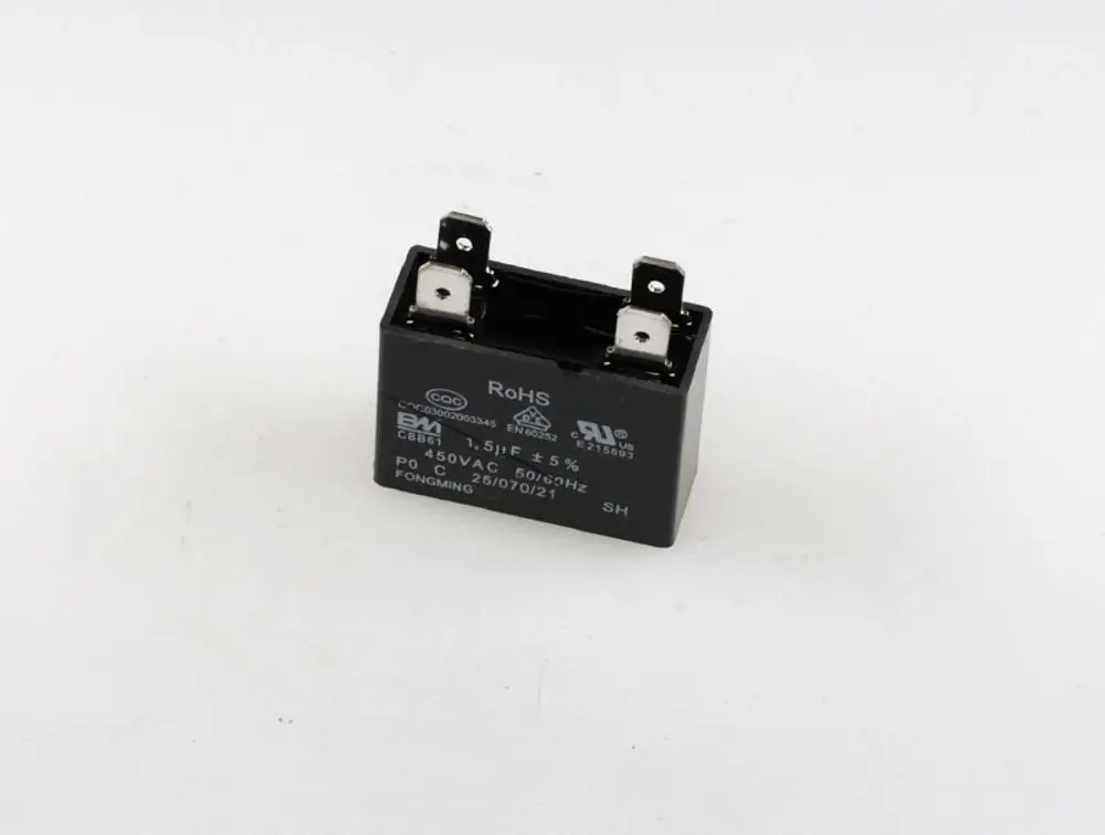 Schwarzer Kondensator mit zwei Anschlussklemmen, gekennzeichnet mit technischen Angaben. Hersteller ist Remko. Ideal für den Einsatz in Ventilatoren.