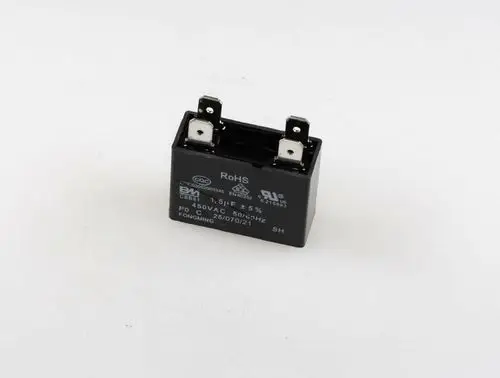 Schwarzer Kondensator mit zwei Anschlussklemmen, gekennzeichnet mit technischen Angaben. Hersteller ist Remko. Ideal für den Einsatz in Ventilatoren.