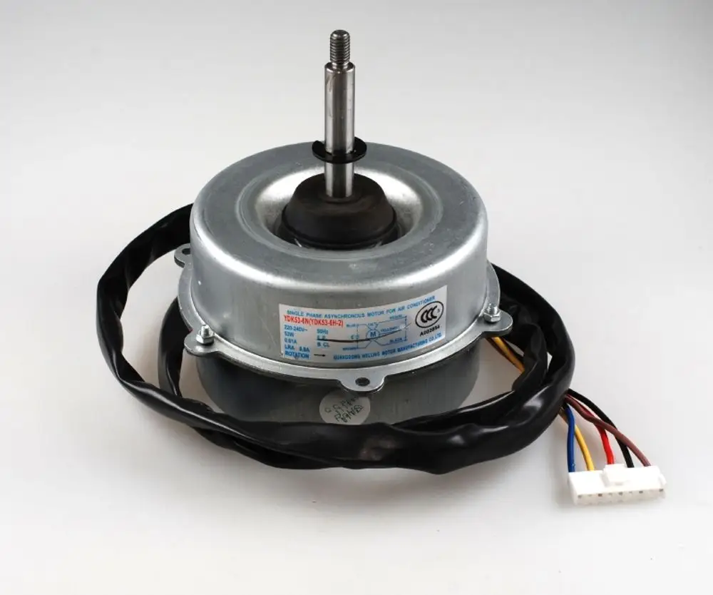 Ventilatormotor von Remko, metallisches Gehäuse mit abgerundetem Design, zentraler Welle. Kabel mit Verbindungsschuh für die elektrische Installation.
