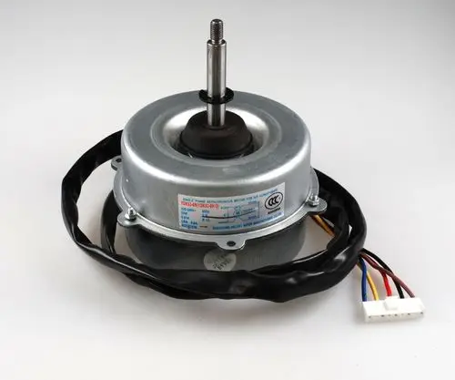 Ventilatormotor von Remko, metallisches Gehäuse mit abgerundetem Design, zentraler Welle. Kabel mit Verbindungsschuh für die elektrische Installation.