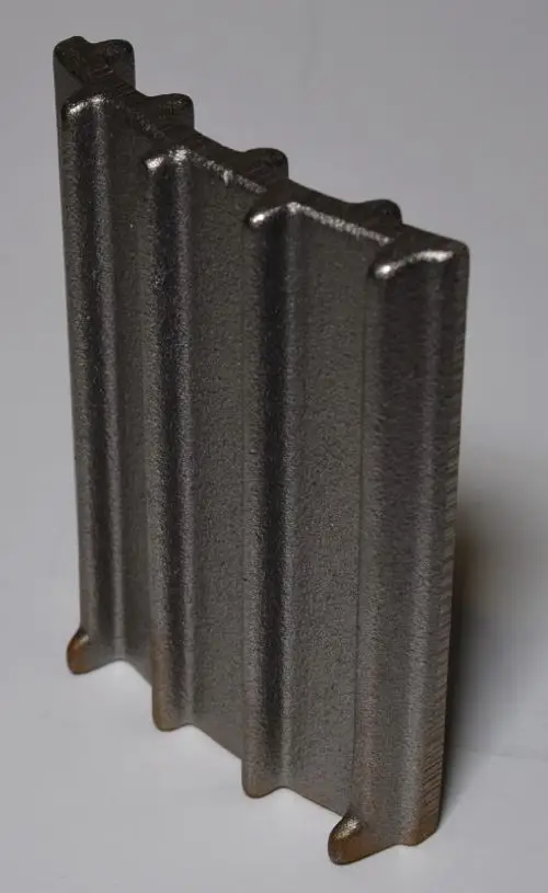 Remko Wirbulator, metallisch, mit mehreren vertikalen Rillen, stehend auf flacher Oberfläche, einfache und funktionale Form.