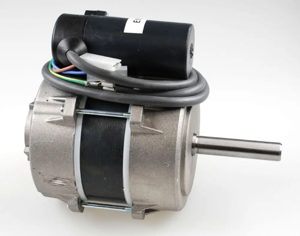 Ventilatormotor der Marke Remko mit sichtbarem Anschlusskabel und Metallgehäuse, ausgestattet mit einer abgerundeten Welle für die Motorinstallation.