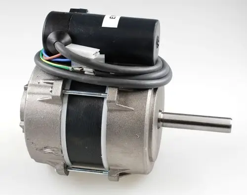 Ventilatormotor der Marke Remko mit sichtbarem Anschlusskabel und Metallgehäuse, ausgestattet mit einer abgerundeten Welle für die Motorinstallation.