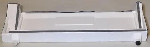 Weiße Kondensatwanne mit zwei seitlichen Anschlüssen und grauer Dichtung. Produkt von Remko, geeignet für die Sammlung von Kondenswasser.