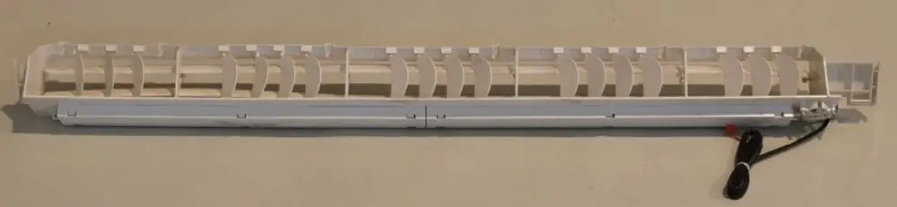 Lange, weiße Austrittslamellen mit einem integrierten Kabel, geeignet für Klimaanlagen von Remko, in eine Linie angeordnet, auf neutralem Hintergrund.