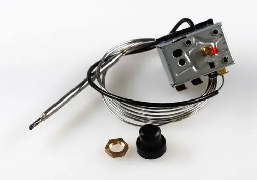 Sicherheitsthermostat von Remko mit einem Gehäuse, einem Fühlerrohr und dazugehörrigen Befestigungselementen. Das Produkt dient zur Temperaturregulierung.
