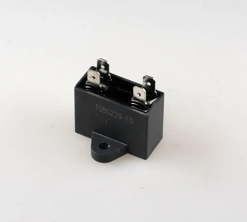 Remko-Komponente in rechteckiger Form, mit zwei Anschlussbeinen, möglicherweise ein elektrisches Bauteil für Kühl- oder Heizsysteme.