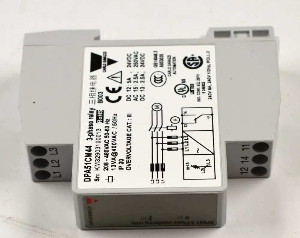 Phasenfolgerelais von Remko mit der Bezeichnung DPA51CM4, für 3-phasige Anwendungen, geeignet für Spannungen bis 480V, mit klaren Anschlussbezeichnern auf der Vorderseite.