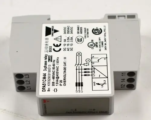 Phasenfolgerelais von Remko mit der Bezeichnung DPA51CM4, für 3-phasige Anwendungen, geeignet für Spannungen bis 480V, mit klaren Anschlussbezeichnern auf der Vorderseite.