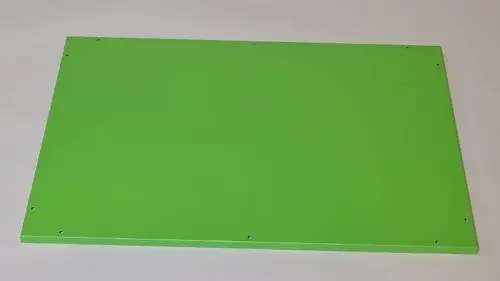 Grünes Blech von Remko mit mehreren Montageschrauben, geeignet für verschiedene Anwendungen, auf einer neutralen Unterlage dargestellt.