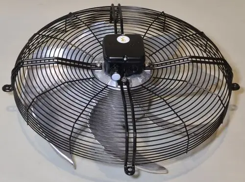 Verflüssigerventilator von Remko mit Metallgebläse, Schutzgitter und zentraler Motorhalterung, zur Luftzirkulation in Klimaanlagen.