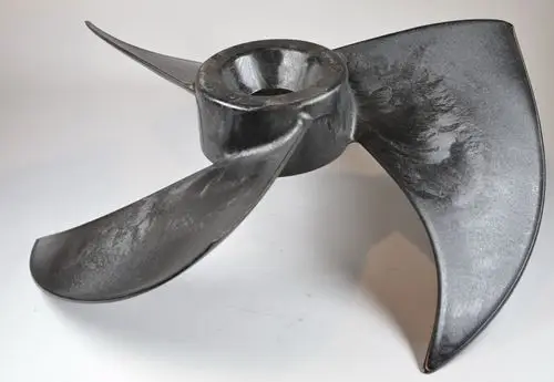 Ventilatorflügel aus robustem Material, optimal für die Verwendung in Remko-Produkten, mit einer charakteristischen dreiblättrigen Form und einer zentralen Halterung.