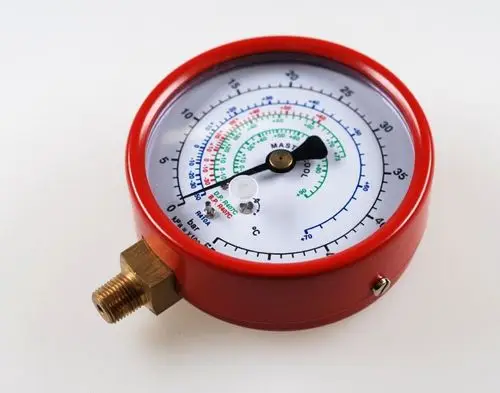 Hochdruckmanometer mit rotem Gehäuse und einer Skala zur Ablesung von Druckwerten, hergestellt von Remko, mit Anschluss für Druckleitungen.