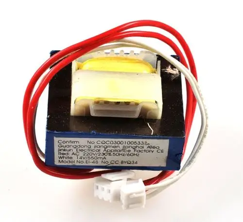 Transformator mit zwei roten Drähten und einem weißen Anschluss. Gehäuse mit Markenkennung von Remko. Technische Angaben sind auf der Unterseite sichtbar.