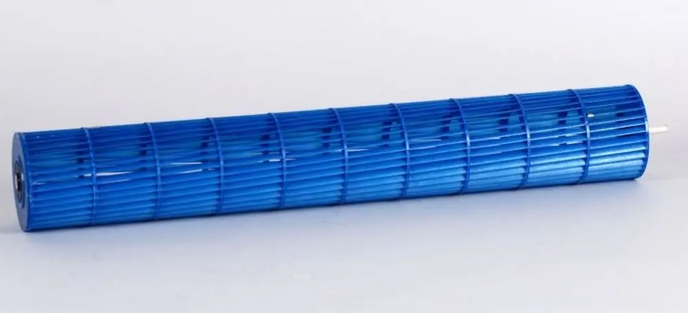 Blaues Ventilatorrad mit gerillter Oberfläche, geeignet für Anwendungen des Heizungssystems. Produkt der Marke Remko.