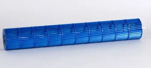 Blaues Ventilatorrad mit gerillter Oberfläche, geeignet für Anwendungen des Heizungssystems. Produkt der Marke Remko.