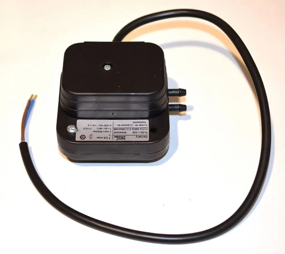 Luftdruckschalter von Remko, kompaktes schwarzes Gehäuse mit elektrischen Anschlüssen und zwei Anschlussstutzen, keine Maße oder spezifischen Produktbezeichnungen sichtbar.