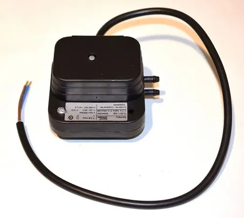 Luftdruckschalter von Remko, kompaktes schwarzes Gehäuse mit elektrischen Anschlüssen und zwei Anschlussstutzen, keine Maße oder spezifischen Produktbezeichnungen sichtbar.