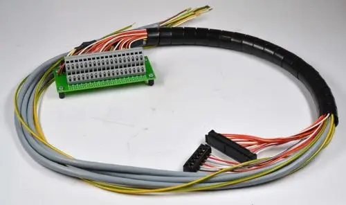 Fühlerplatine mit mehreren Anschlusskabeln, verwendet in der Steuerungstechnik, möglicherweise für Remko-Geräte. Die Platine ist grün mit zahlreichen bunten Drähten.