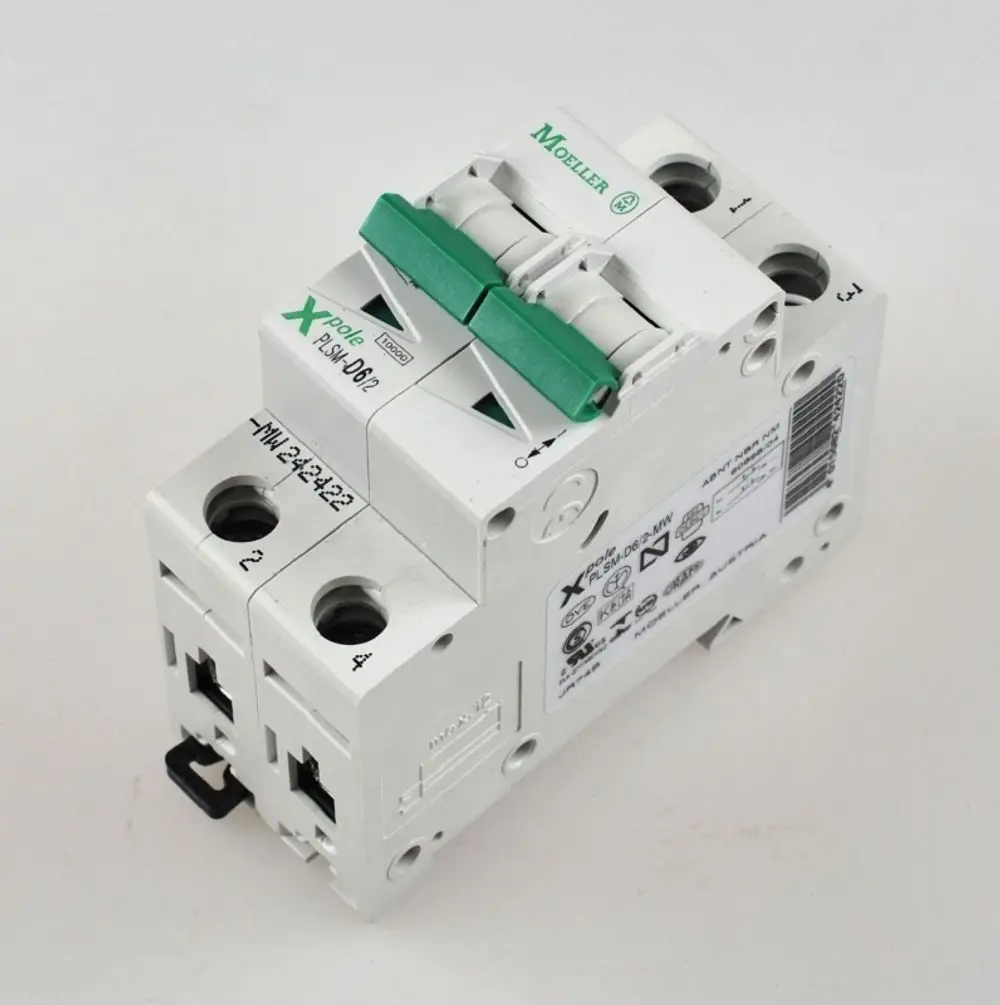 Zwei-poliger Schutzschalter von Moeller mit grüner Betätigungseinheit, geeignet für elektrotechnische Anwendungen. Ausgelegt für den Einsatz in Steuerungen wie bei Remko.