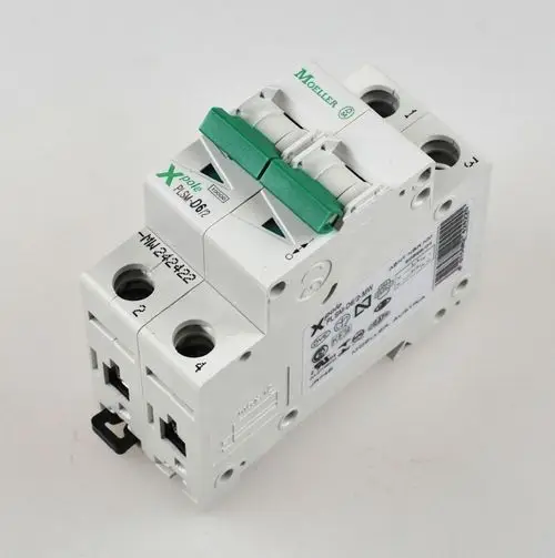 Zwei-poliger Schutzschalter von Moeller mit grüner Betätigungseinheit, geeignet für elektrotechnische Anwendungen. Ausgelegt für den Einsatz in Steuerungen wie bei Remko.