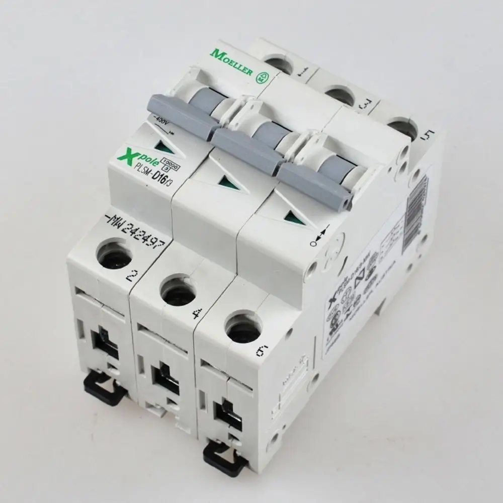 Weißer Schutzschalter von Remko mit mehreren Schaltkreisen und Betätigungshebeln zur Steuerung elektrischer Geräte, montiert auf einer hellen Oberfläche.